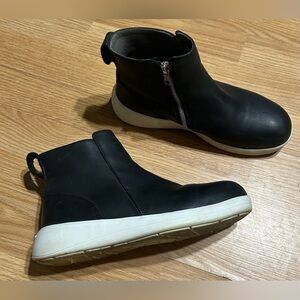 Ladies 6.5 ‘Worx’ Red Wing 2030 Zero-G Cross Lite blk leather safety-toe boots.